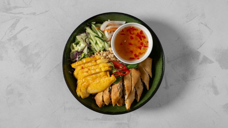 Noodlesalad - Chicken & Spring Rolls